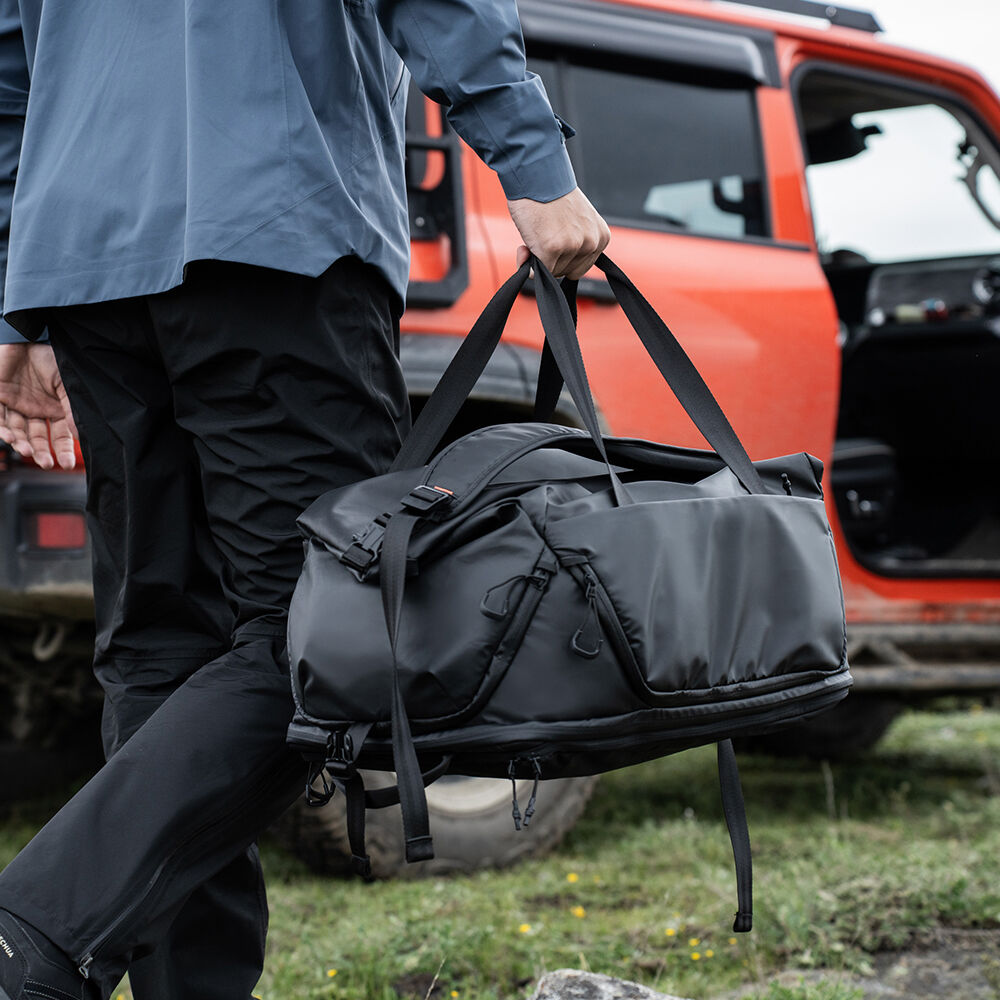 Mochila PGYTECH OneMo Travel (Twilight Negro, 35L) - puertos y conexiones