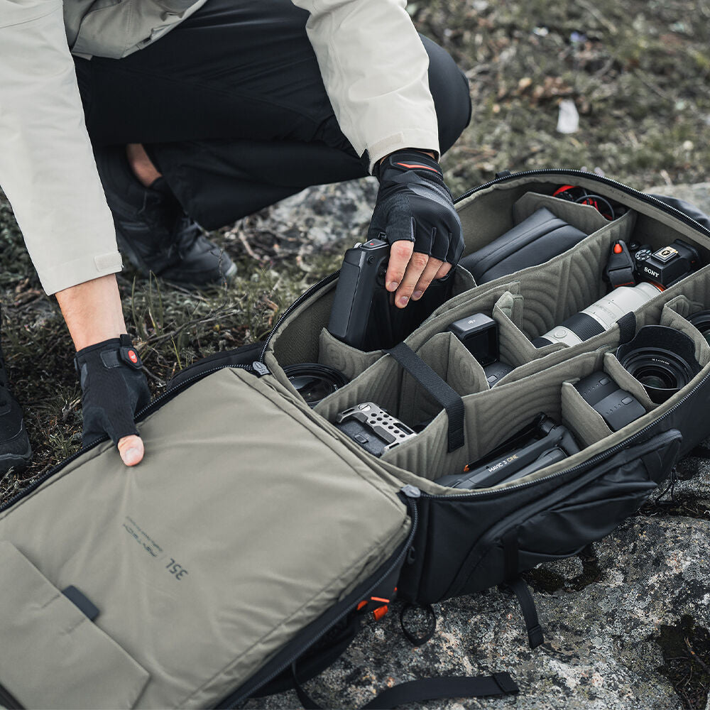 Mochila PGYTECH OnePro Focux (Fern Verde, 35L) - puertos y conexiones