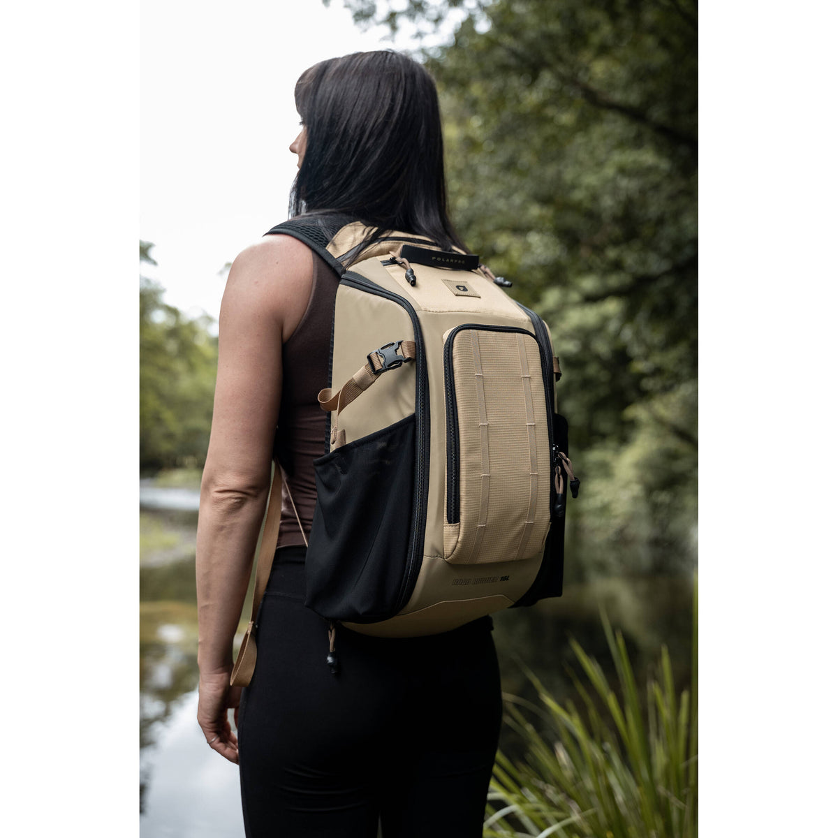 Mochila PolarPro RoadRunner (16L, Desert) - puertos y conexiones