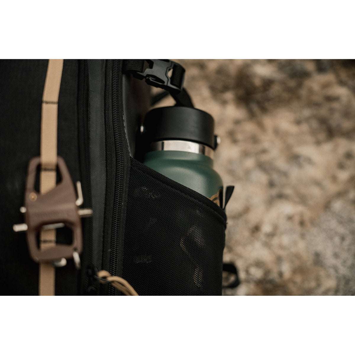 Mochila PolarPro RoadRunner (8L, Negro) - en uso