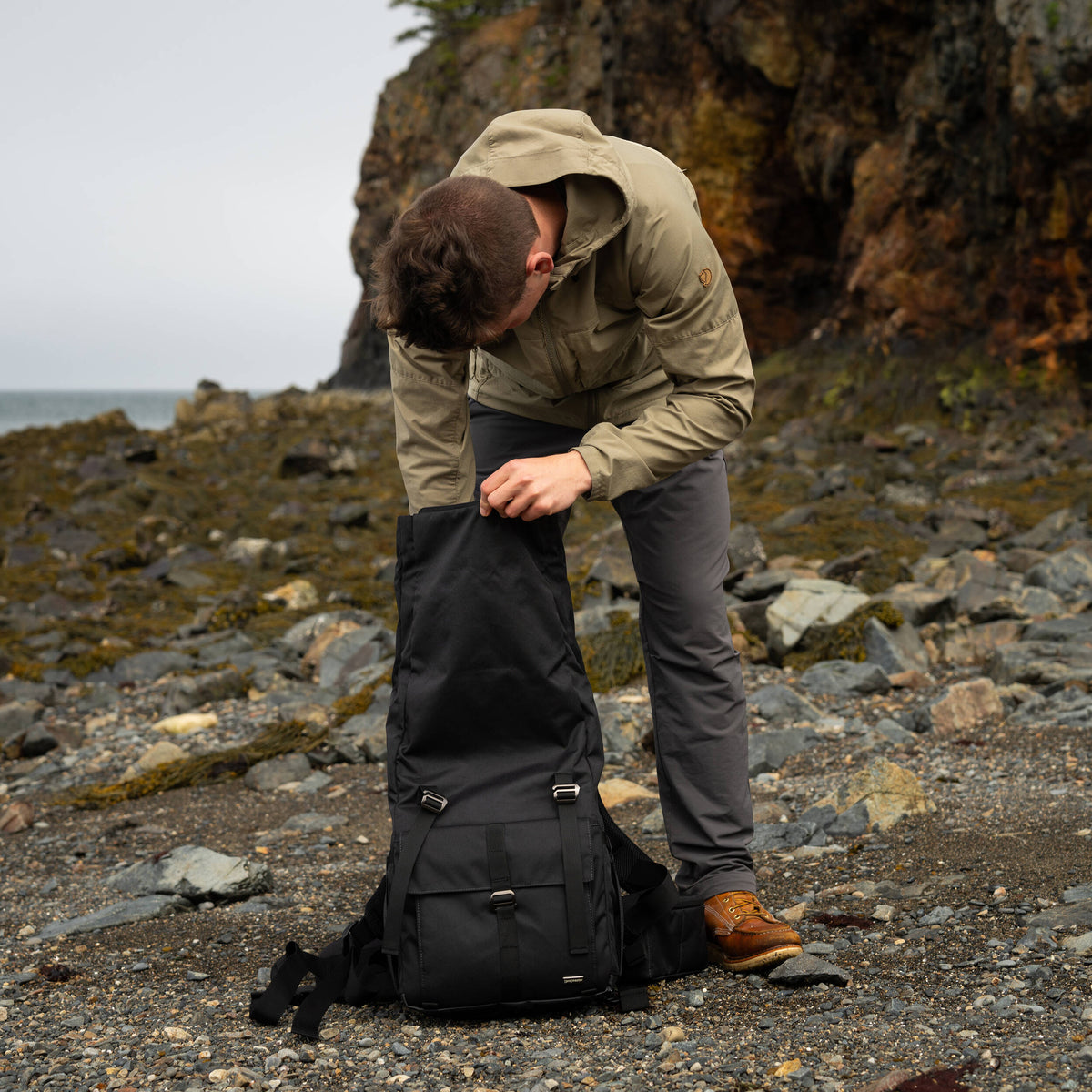 Mochila ProMaster Jasper 2.0 Rolltop (16.5L, Negro) - en uso