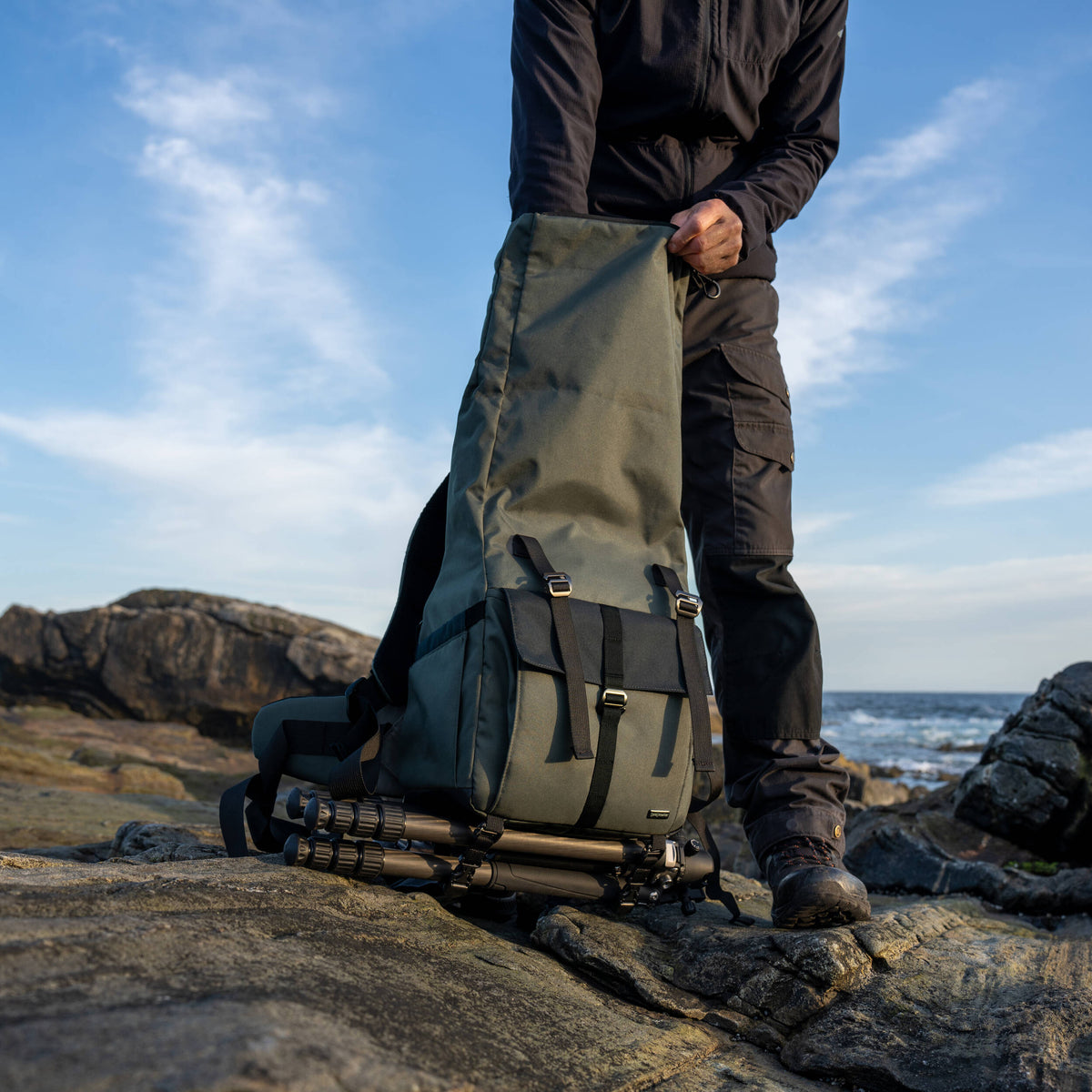 Mochila ProMaster Jasper 2.0 Rolltop (16.5L, Verde) - en uso
