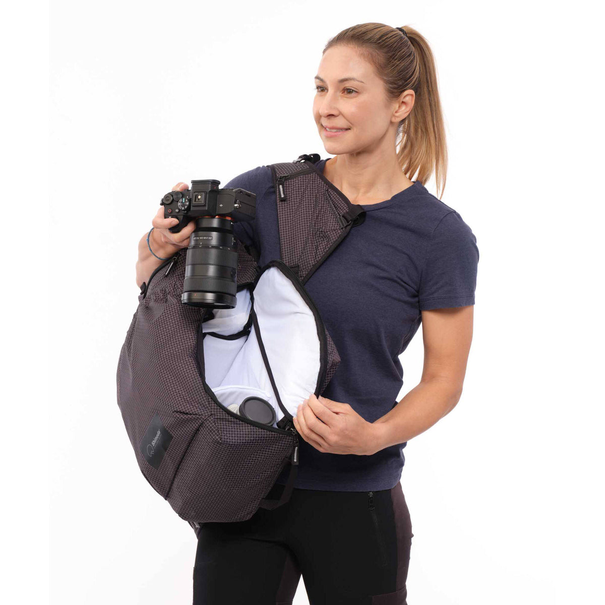 Mochila Shimoda Designs Side Lite 22 Women's Starter Kit (Negro/Blanco) - puertos y conexiones