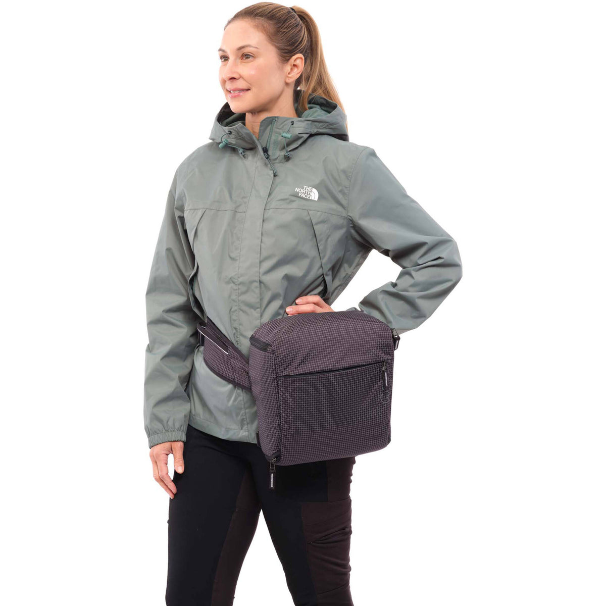 Mochila Shimoda Designs Side Lite 22 Women's Starter Kit (Negro/Blanco) - en uso