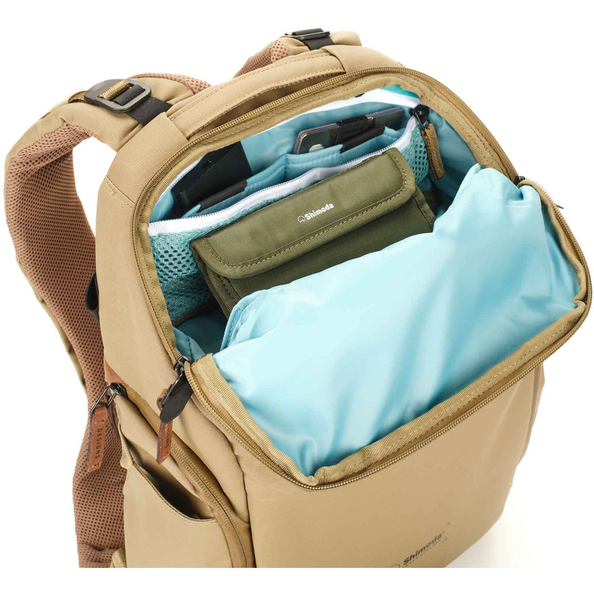 Mochila Shimoda Designs Urban Explore (Boa, 20L) - puertos y conexiones