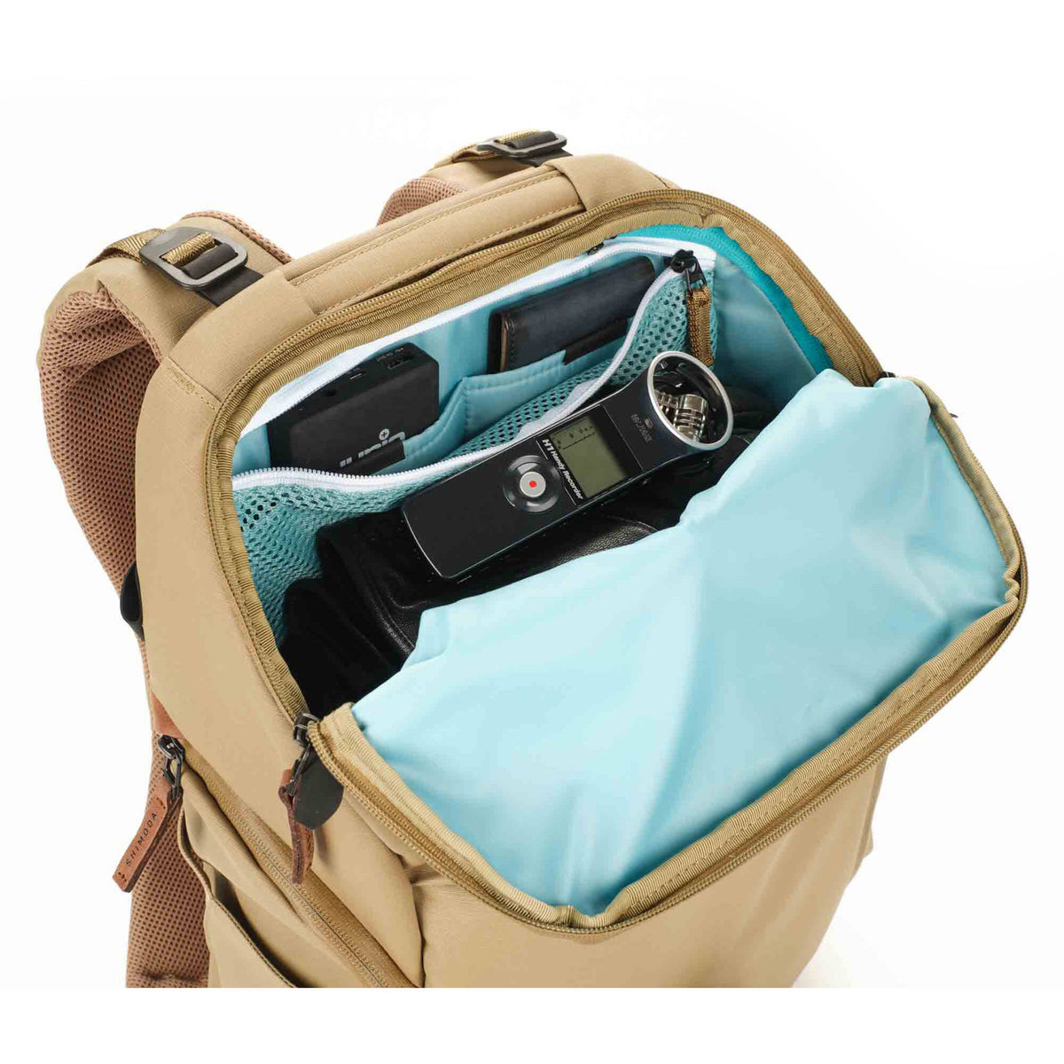 Mochila Shimoda Designs Urban Explore (Boa, 25L) - puertos y conexiones