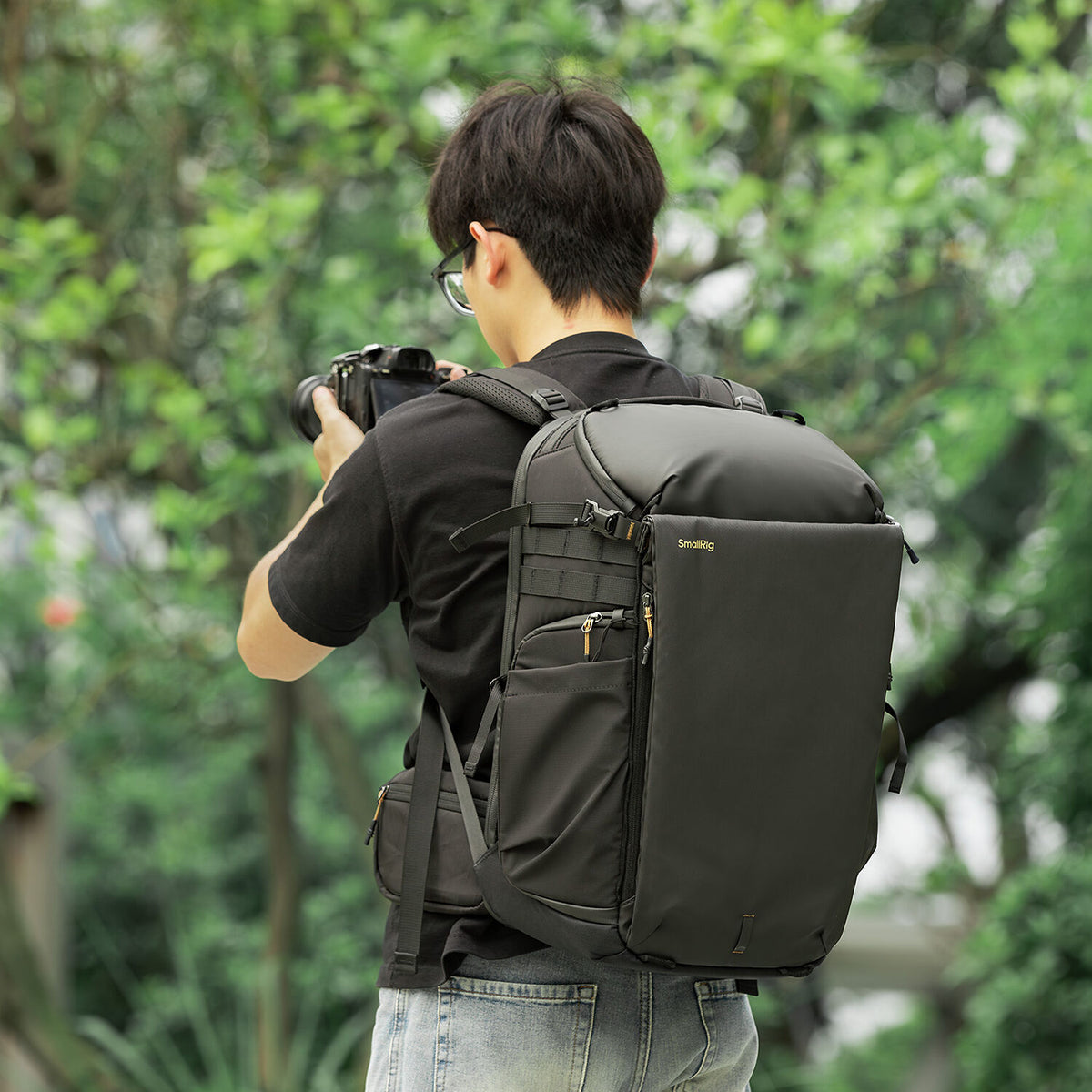 Mochila SmallRig Professional Outdoor (Negro, 25L) - en uso