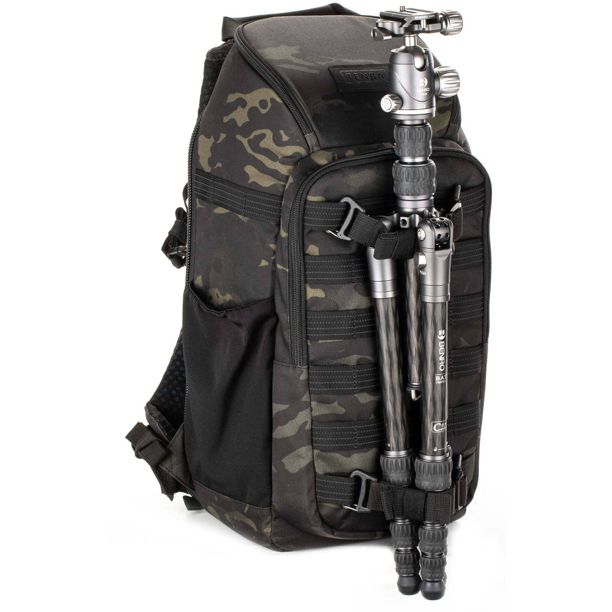 Mochila Tenba Axis V2 (MultiCam Negro, 16L) - en uso