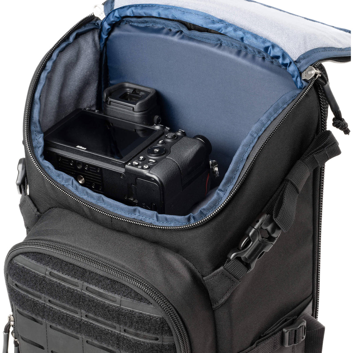 Mochila Think Tank Photo DarkLight (Negro, 14L) - en uso