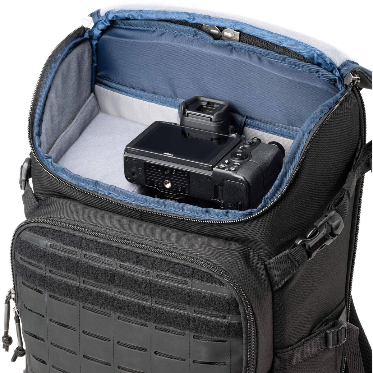 Mochila Think Tank Photo DarkLight (Negro, 20L) - en uso