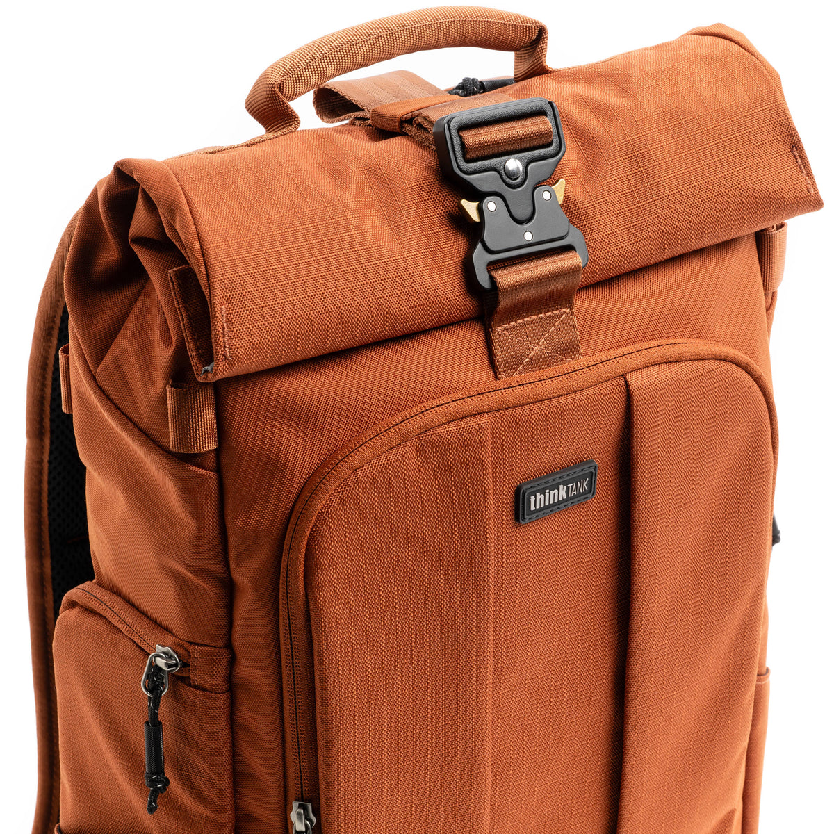 Mochila Think Tank Photo FocusPoint Rolltop (Urban Rust, 22 L) - puertos y conexiones