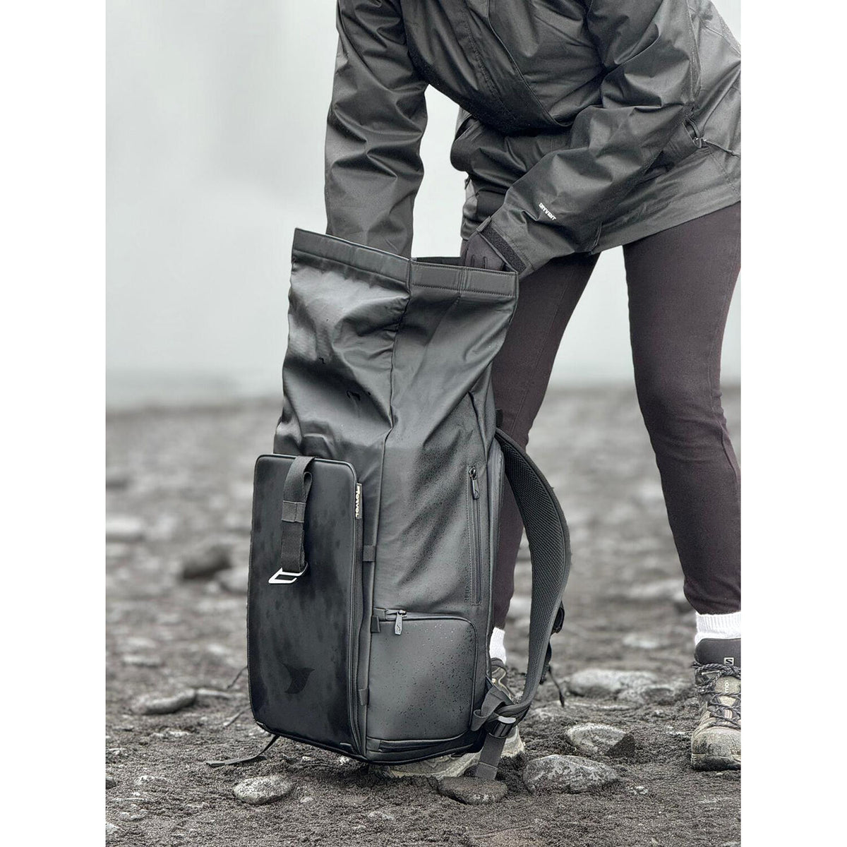 Mochila Torvol Neo (Negro, 20L) - en uso