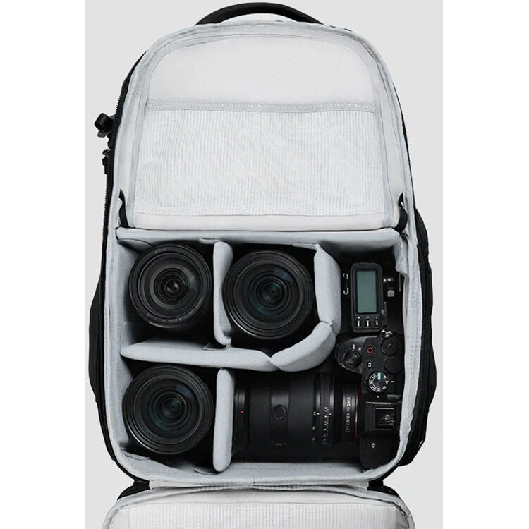 Mochila Ulanzi YY038 Urban Travel V2 (Negro, 22L) - en uso