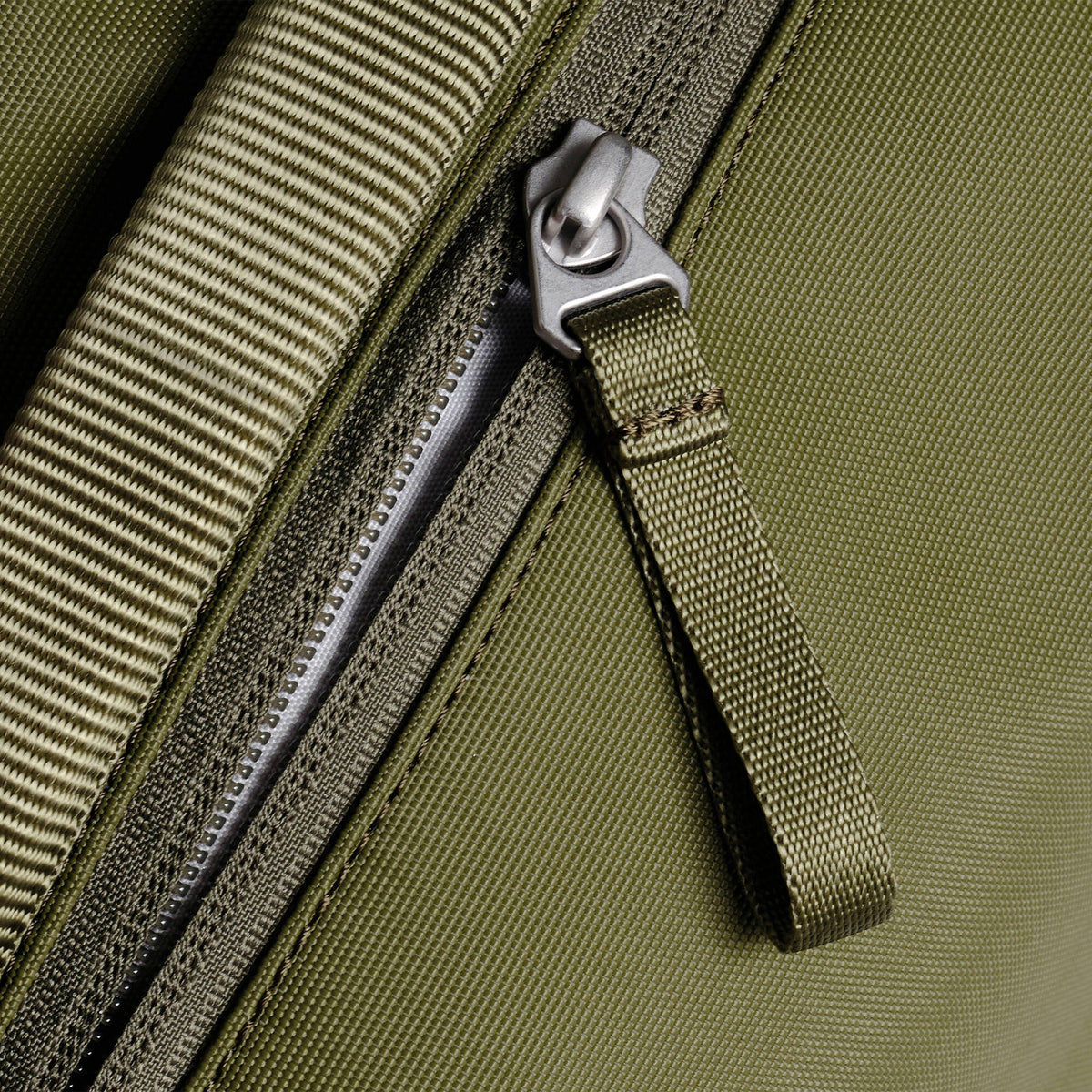 Mochila Urth Arkose (Verde, 20L) - en uso