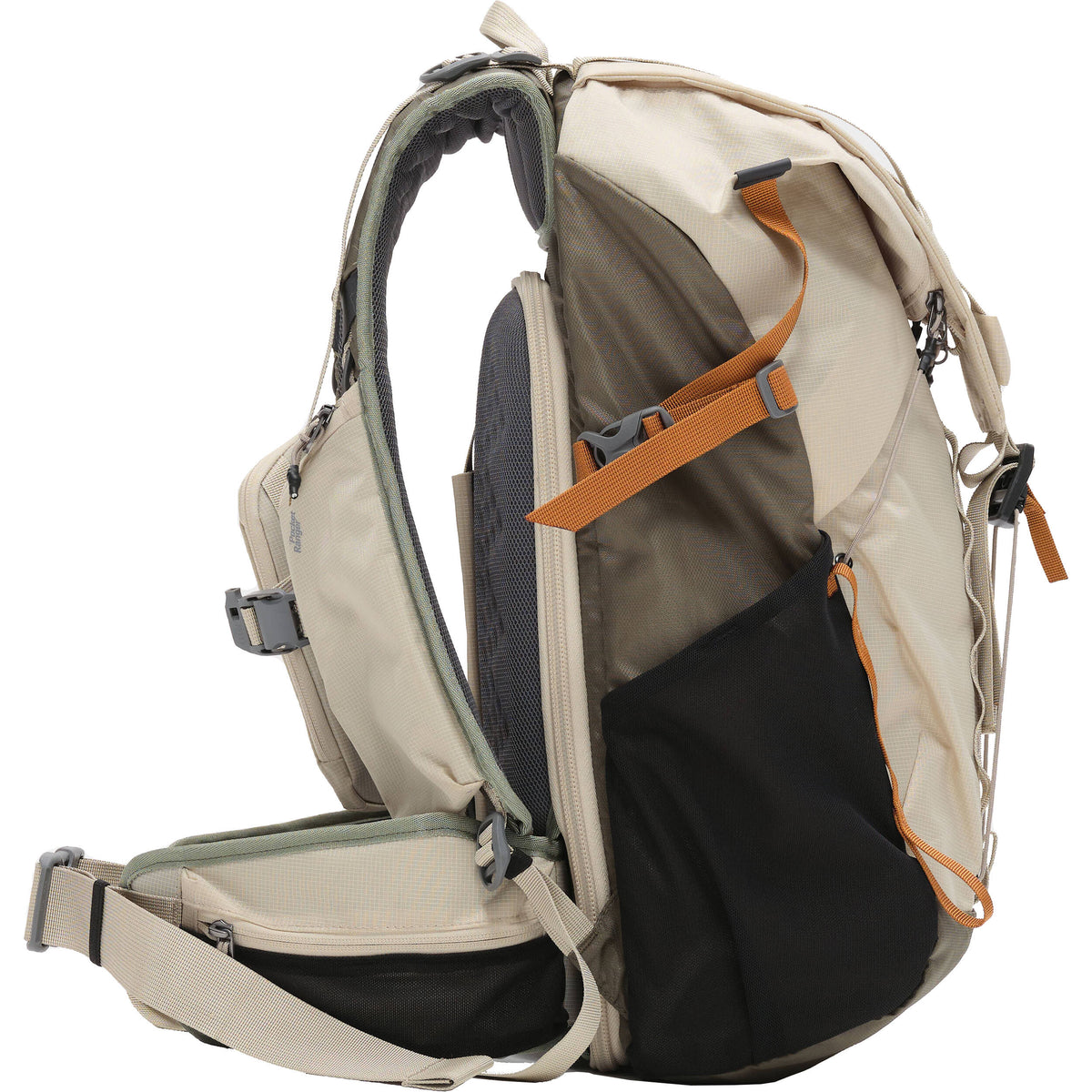 Mochila VSGO Pocket Ranger con inserto para cámara (35L, Off-Blanco & Verde) - en uso