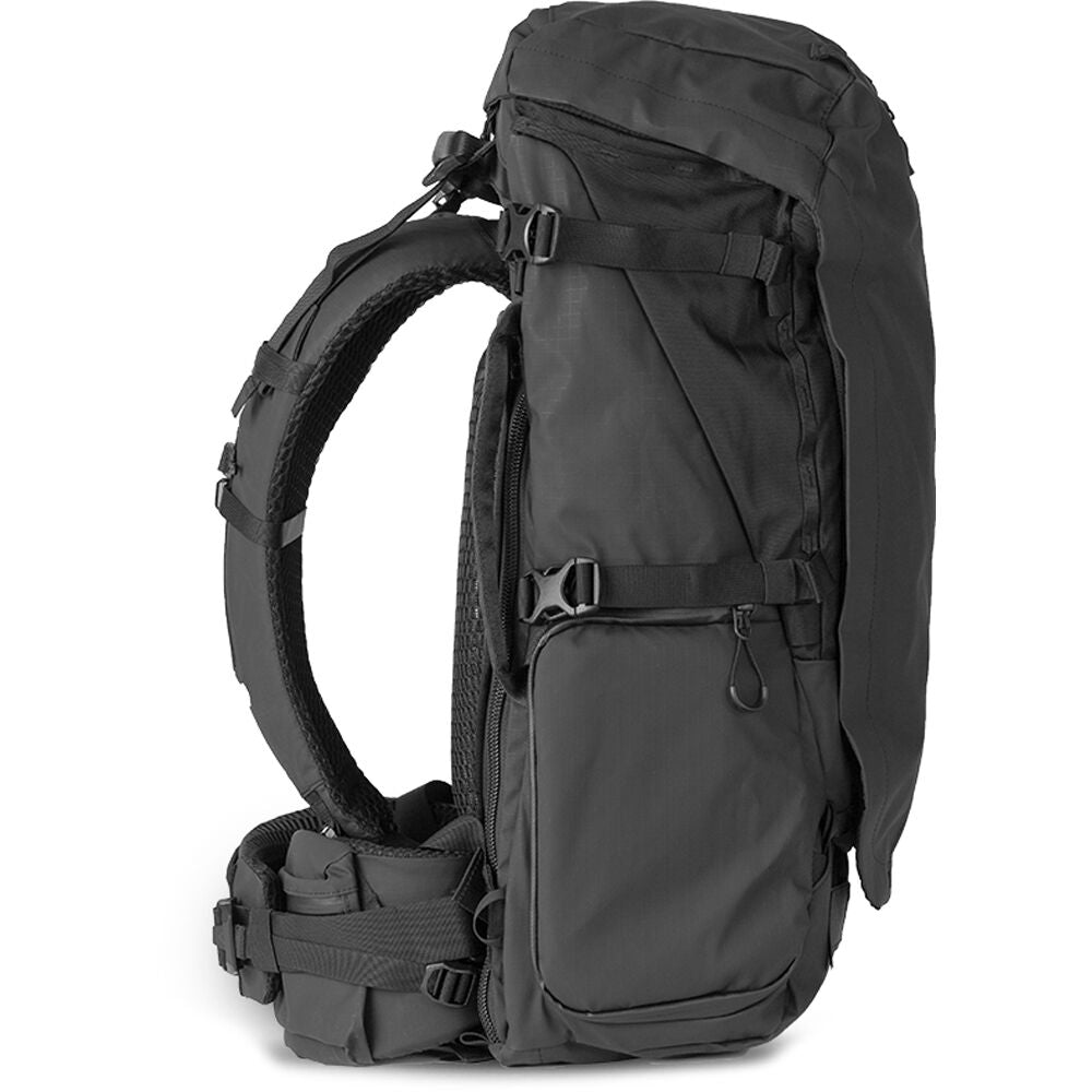 Mochila WANDRD Fernweh 50L (M/L, Negro) - puertos y conexiones