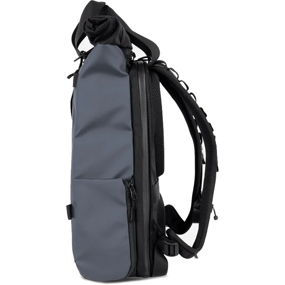 Mochila WANDRD PRVKE Lite V3 (Aegean Azul, 15L) - puertos y conexiones