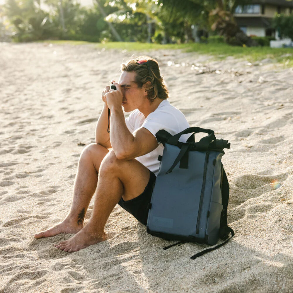 Mochila WANDRD PRVKE Lite V3 (Aegean Azul, 15L) - en uso