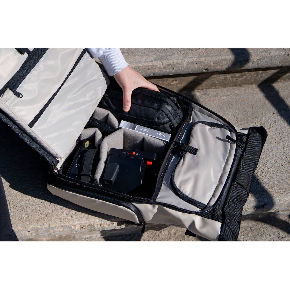 Mochila WANDRD PRVKE Lite V3 (Negro, 15L) - contenido de la caja