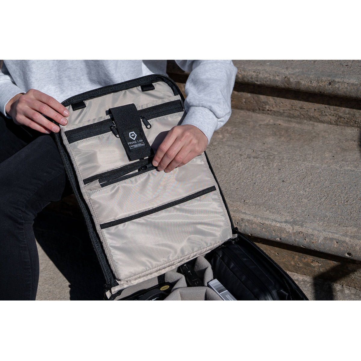 Mochila WANDRD PRVKE Lite V3 (Negro, 15L) - en uso