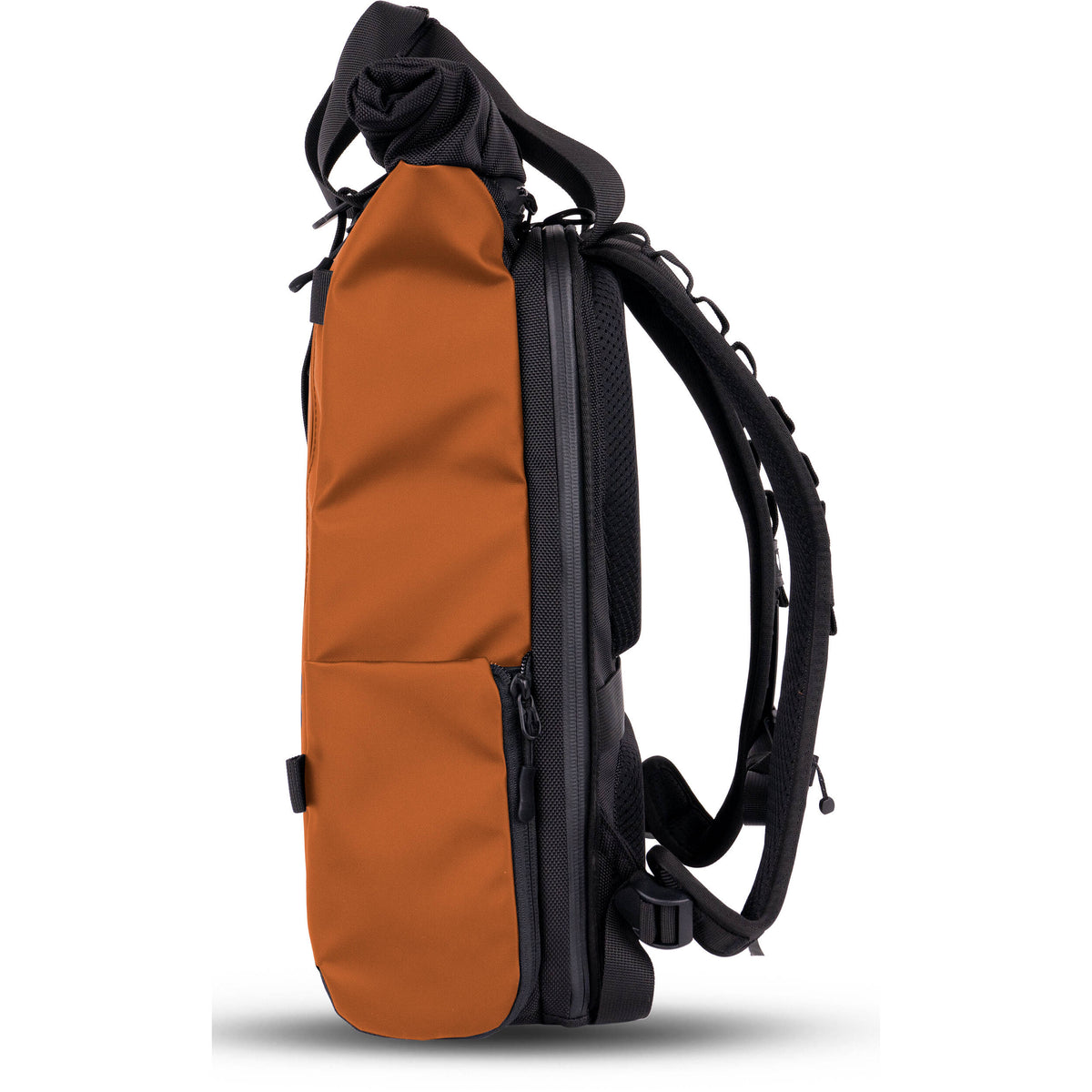 Mochila WANDRD PRVKE Lite V3 (Sedona Naranja, 15L) - puertos y conexiones