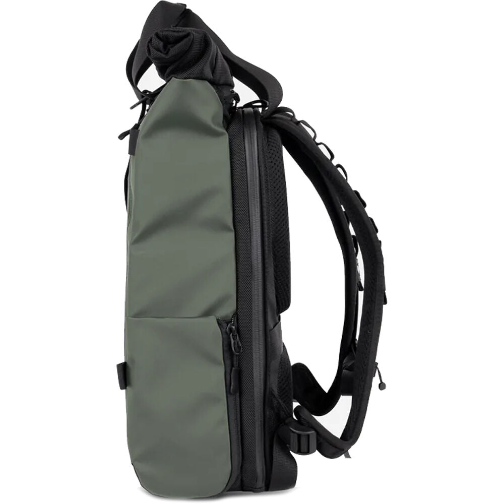Mochila WANDRD PRVKE Lite V3 (Wasatch Verde, 15L) - puertos y conexiones