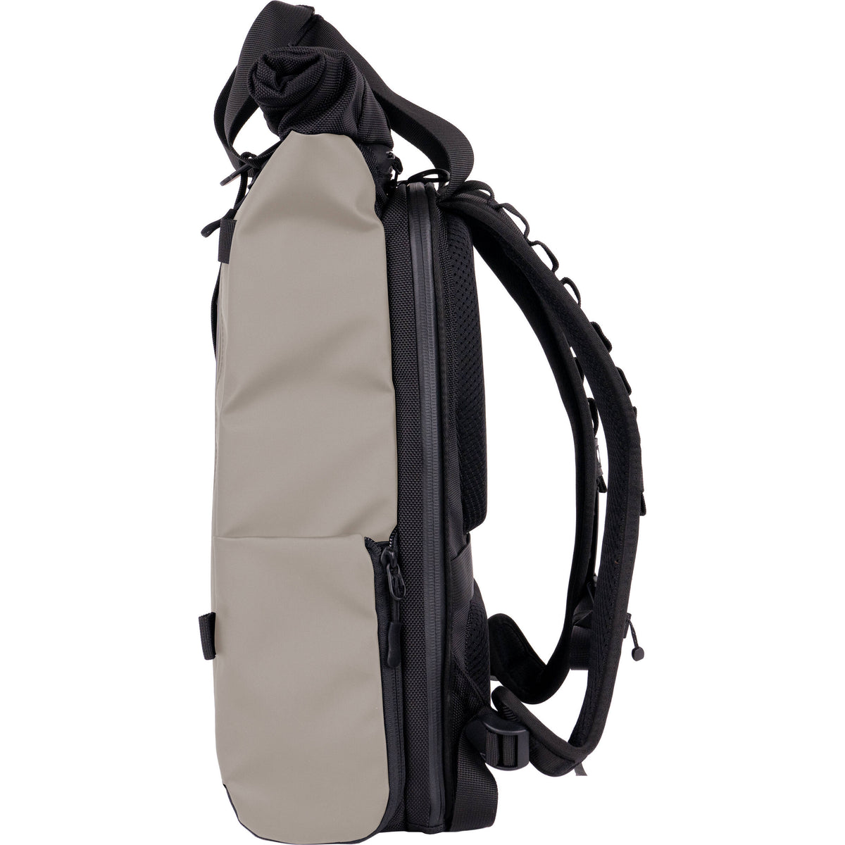 Mochila WANDRD PRVKE Lite V3 (Yuma Beige, 15L) - puertos y conexiones
