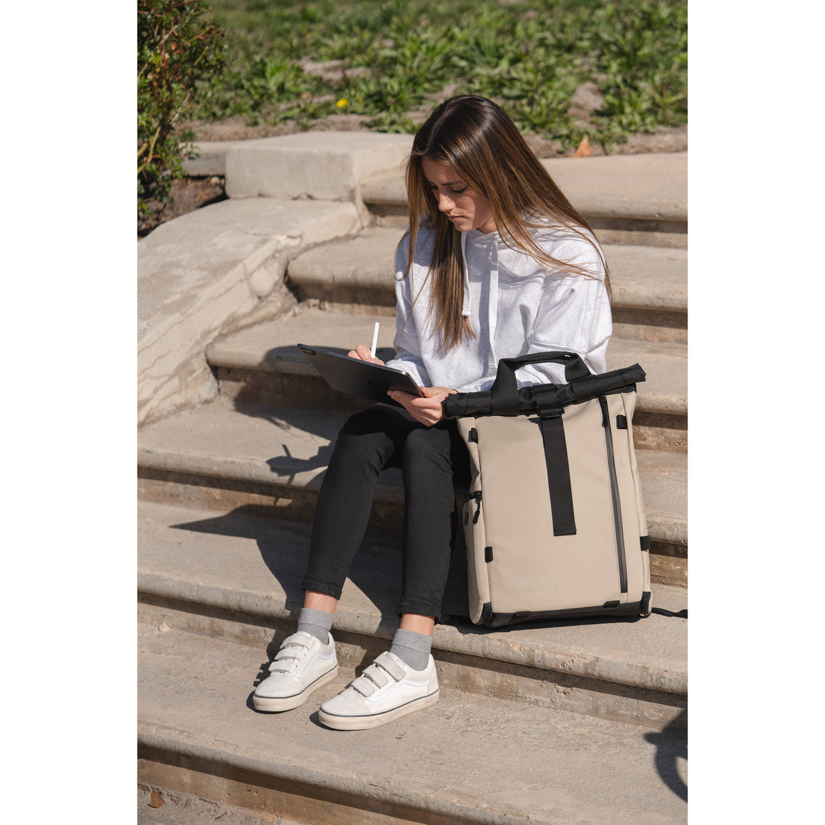 Mochila WANDRD PRVKE Lite V3 (Yuma Beige, 15L) - en uso