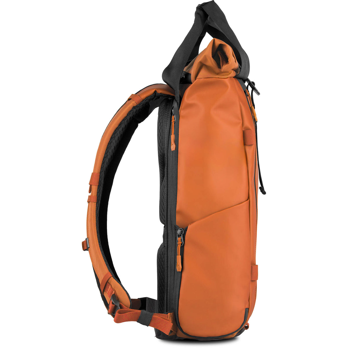 Mochila WANDRD PRVKE (Sedona Naranja, 15L) - puertos y conexiones