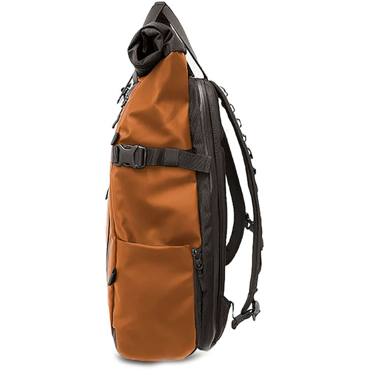 Mochila WANDRD PRVKE V3 con Photo Bundle (Sedona Naranja, 21L) - puertos y conexiones