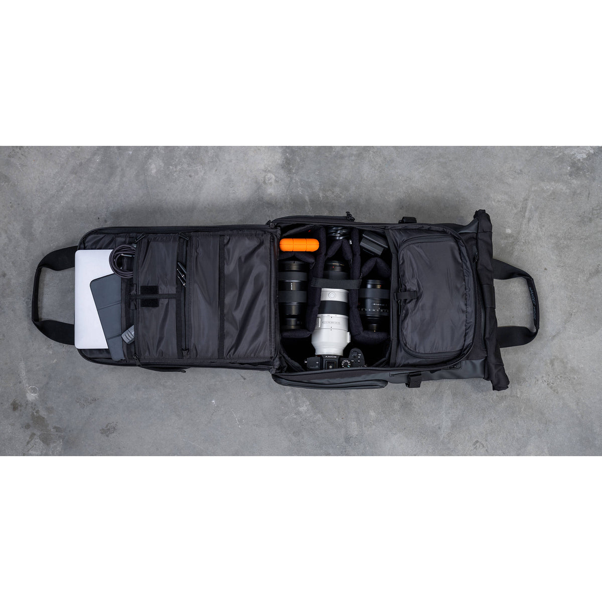 Mochila WANDRD PRVKE V3 con Photo Bundle (Sedona Naranja, 31L) - en uso