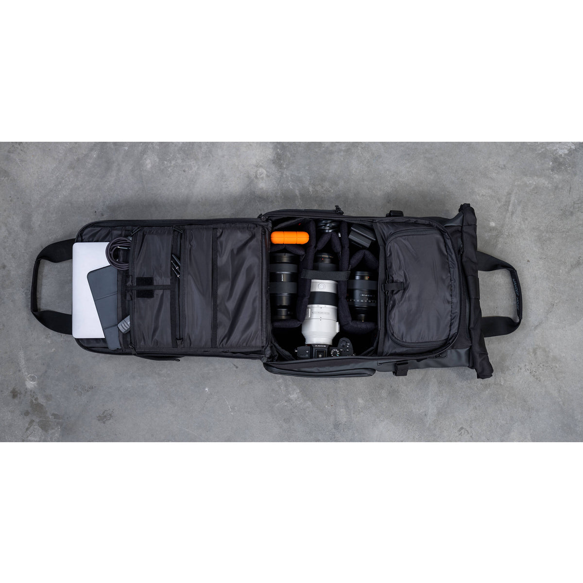 Mochila WANDRD PRVKE V3 con Photo Bundle (Yuma Beige, 31L) - en uso