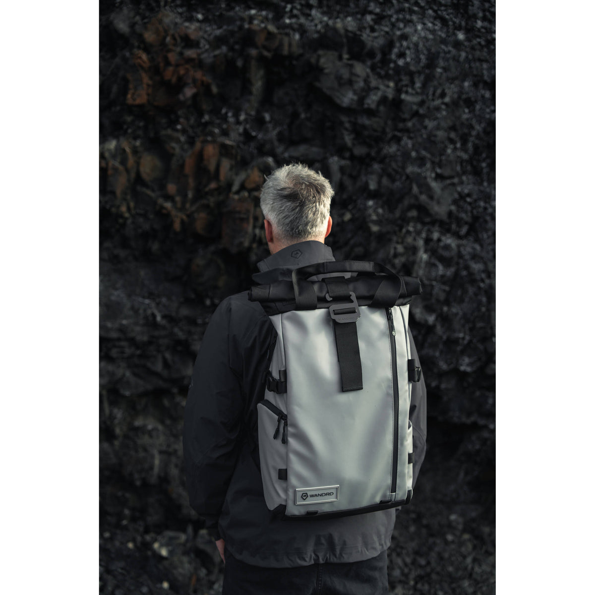 Mochila WANDRD PRVKE V3 (Makalu Gris, 31L ) - en uso