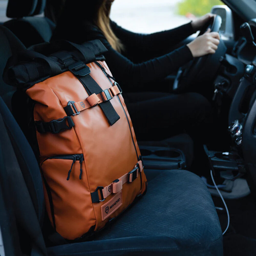 Mochila WANDRD PRVKE V3 (Sedona Naranja, 31L ) - puertos y conexiones