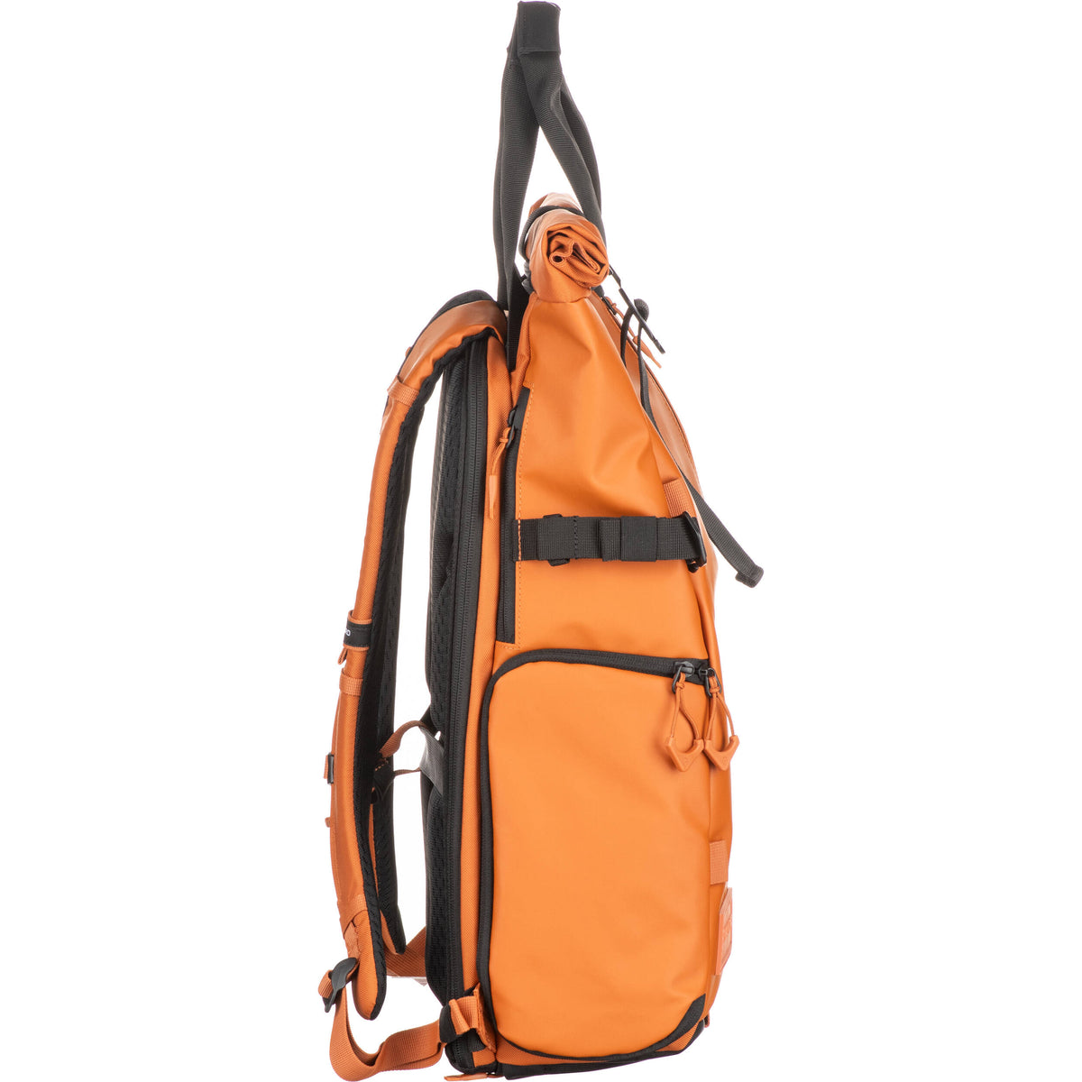 Mochila WANDRD PRVKE V4 (Sedona Naranja, 31L) - puertos y conexiones