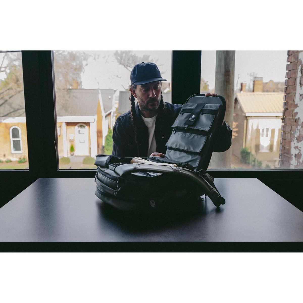 Mochila WANDRD PRVKE Zip (Negro, 21L) - puertos y conexiones