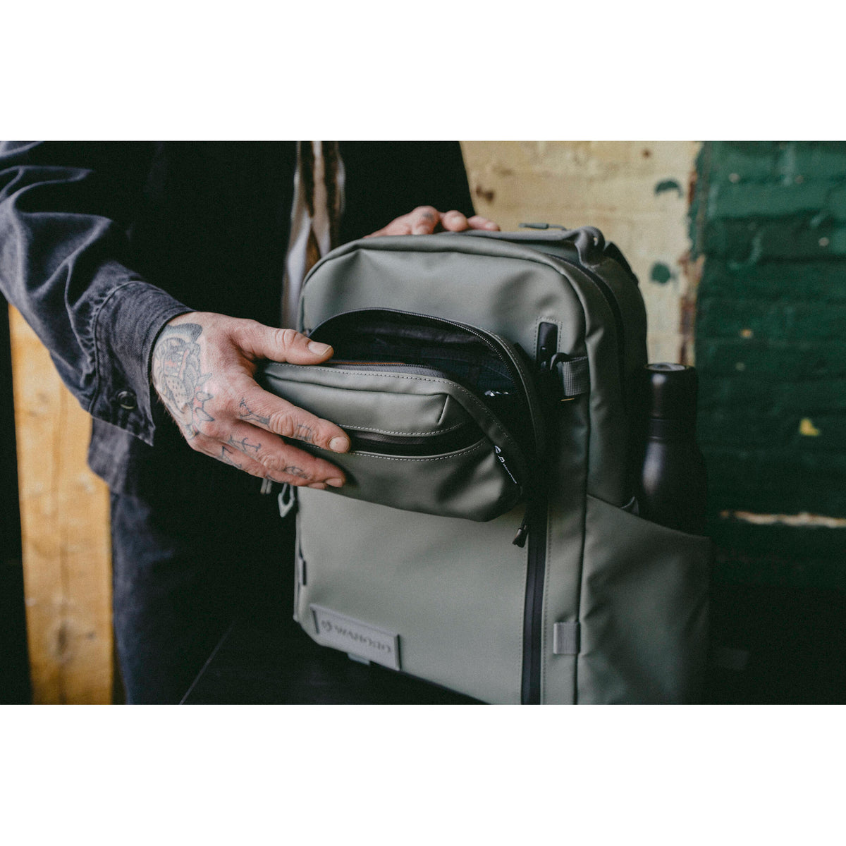 Mochila WANDRD PRVKE Zip Photo Bundle (Wasatch Verde, 21L) - en uso