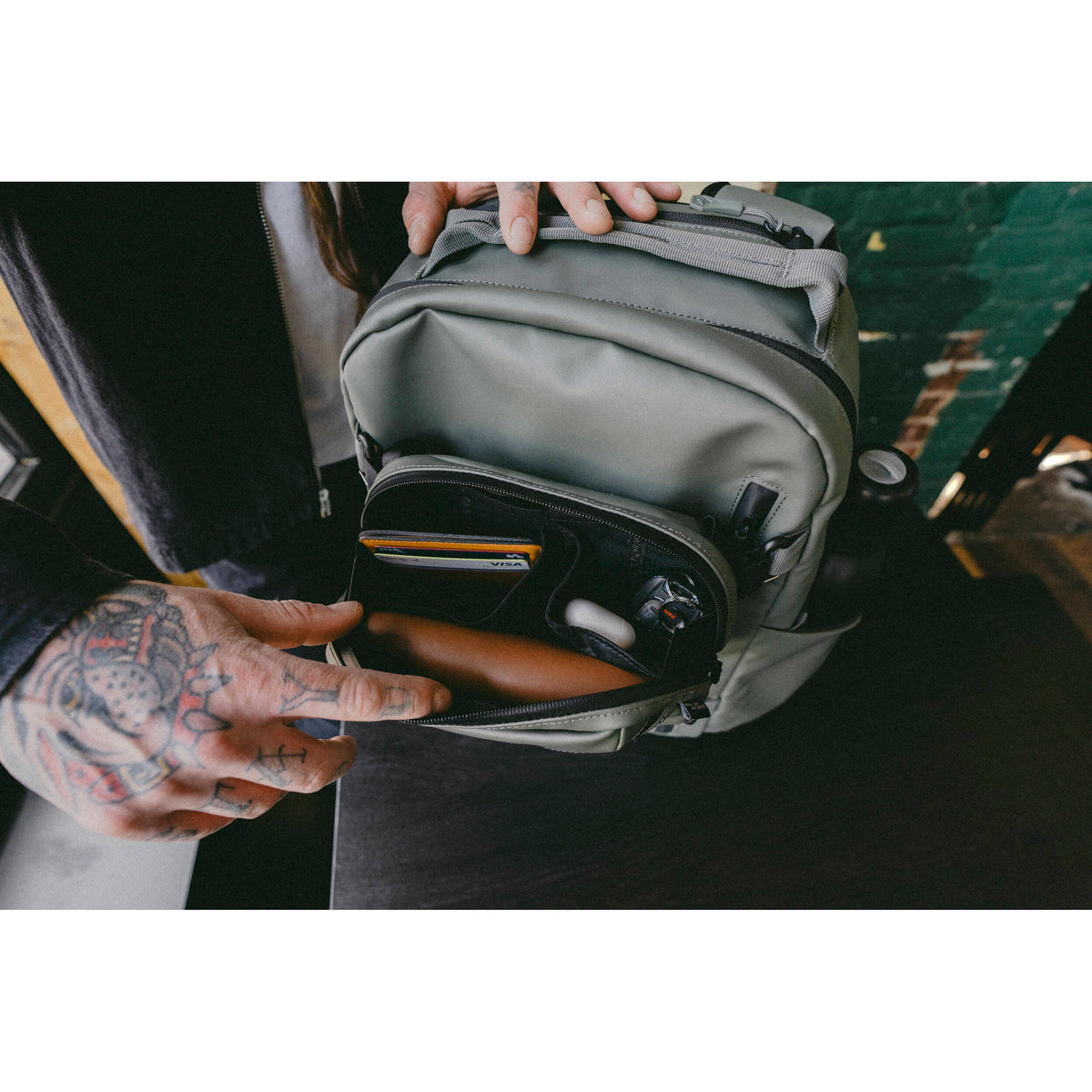 Mochila WANDRD PRVKE Zip (Wasatch Verde, 31L) - en uso