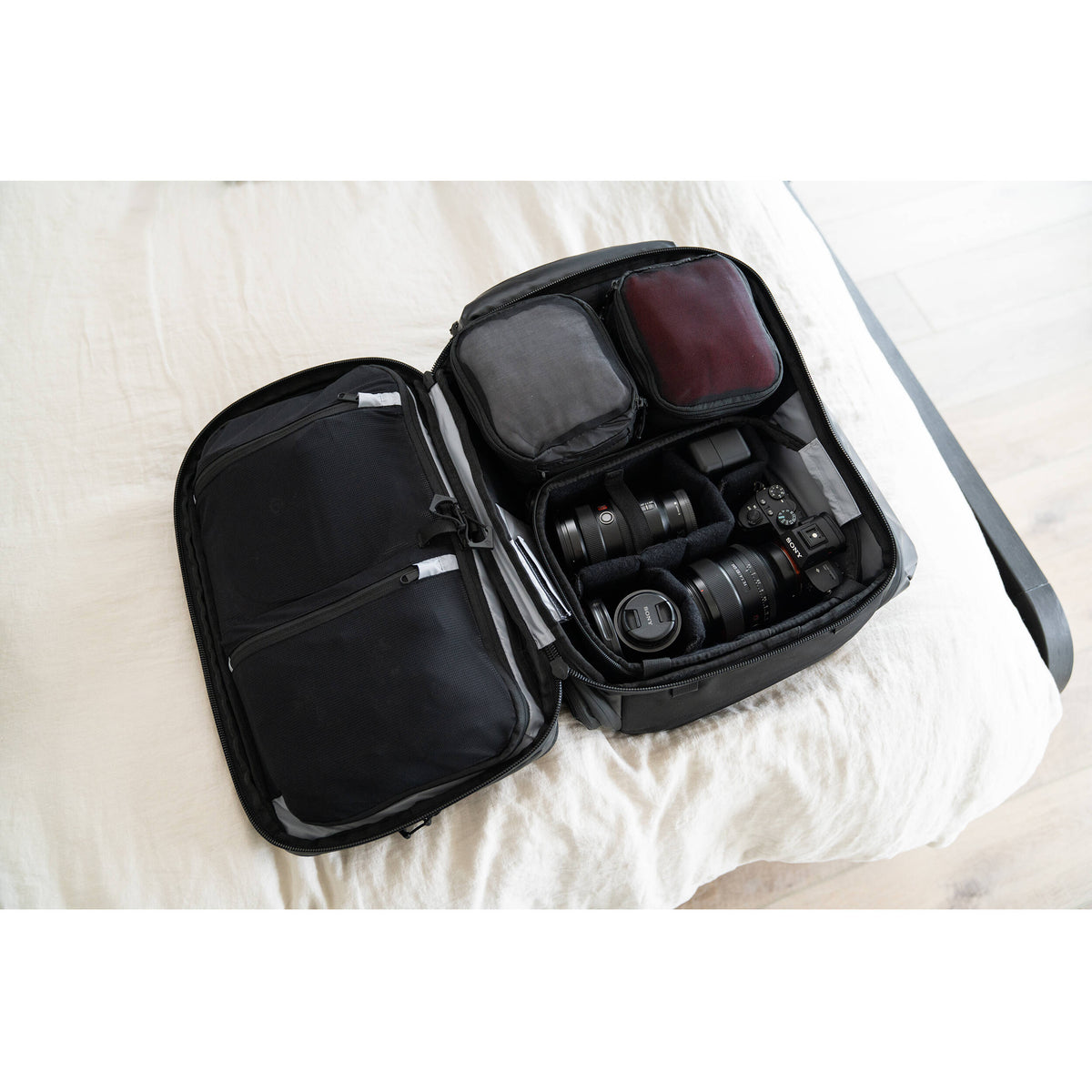 Mochila WANDRD Transit Travel con Essential cubo para cámara (Negro, 35L) - contenido de la caja