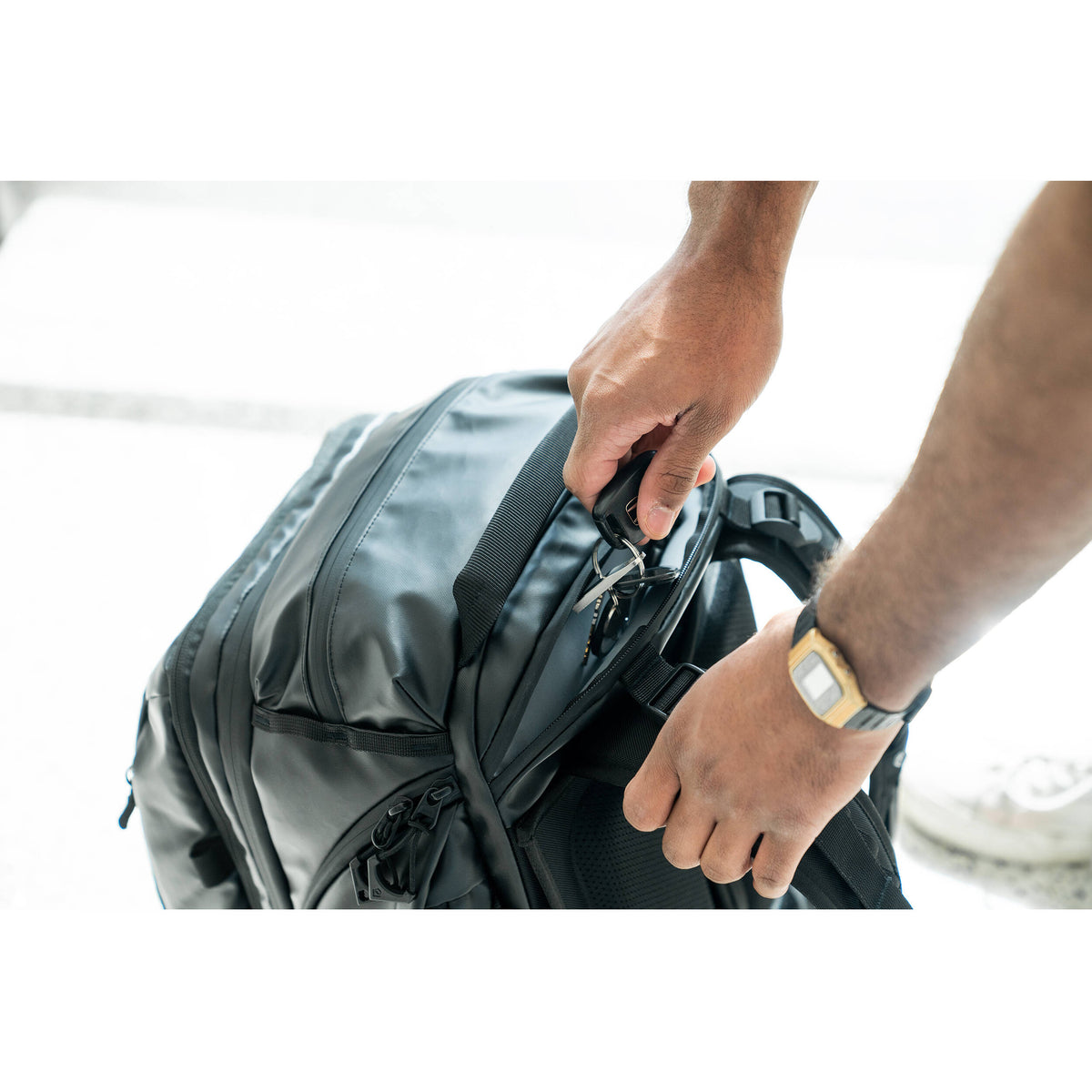 Mochila WANDRD Transit Travel con Essential Plus cubo para cámara (Negro, 45L) - en uso