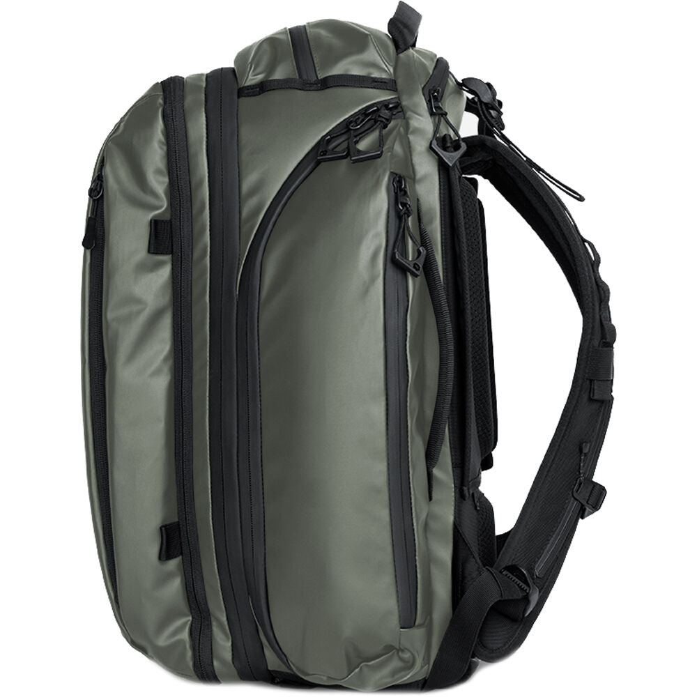 Mochila WANDRD Transit Travel con Essential Plus cubo para cámara (Wasatch Verde, 45L) - puertos y conexiones