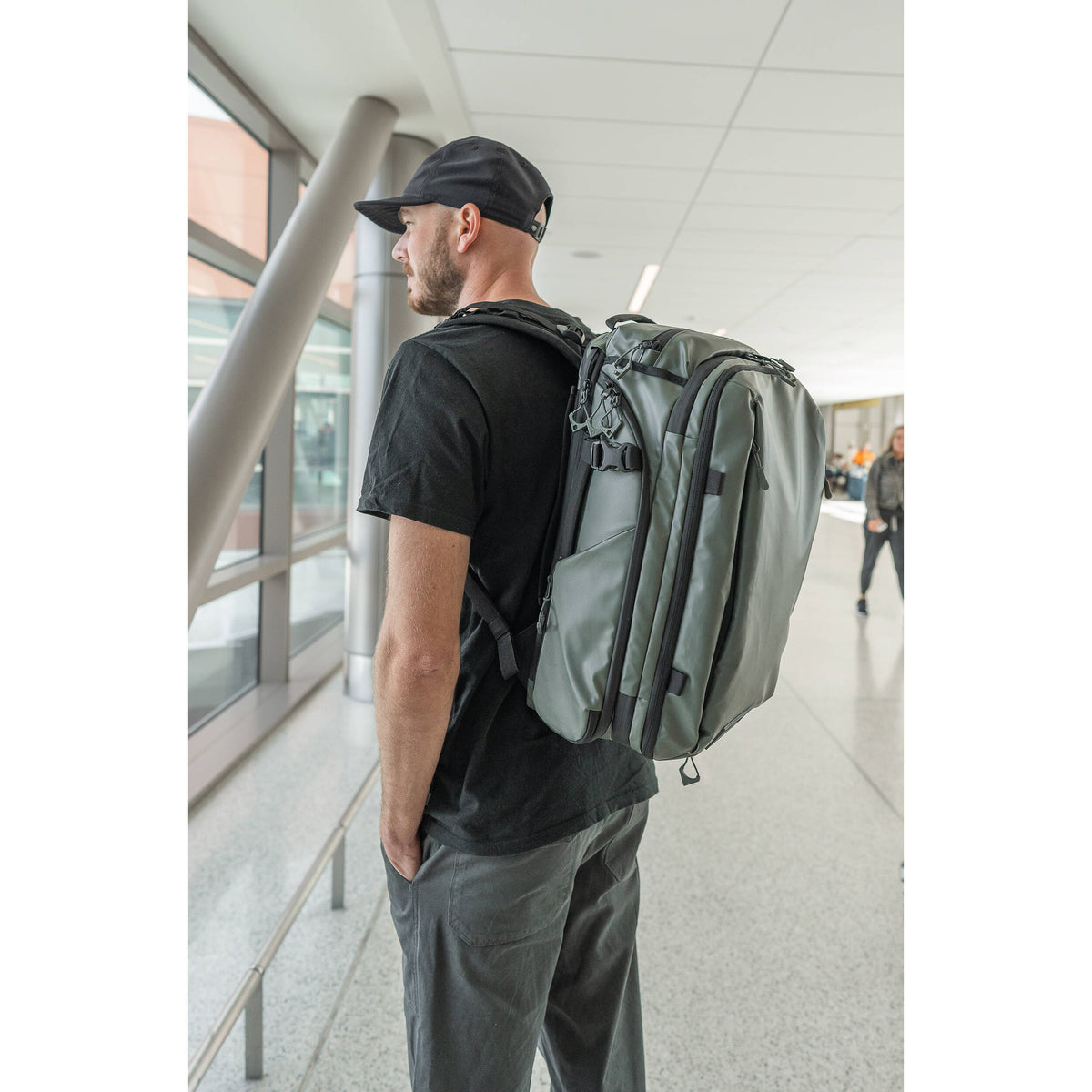 Mochila WANDRD Transit Travel (Wasatch Verde, 35L) - en uso