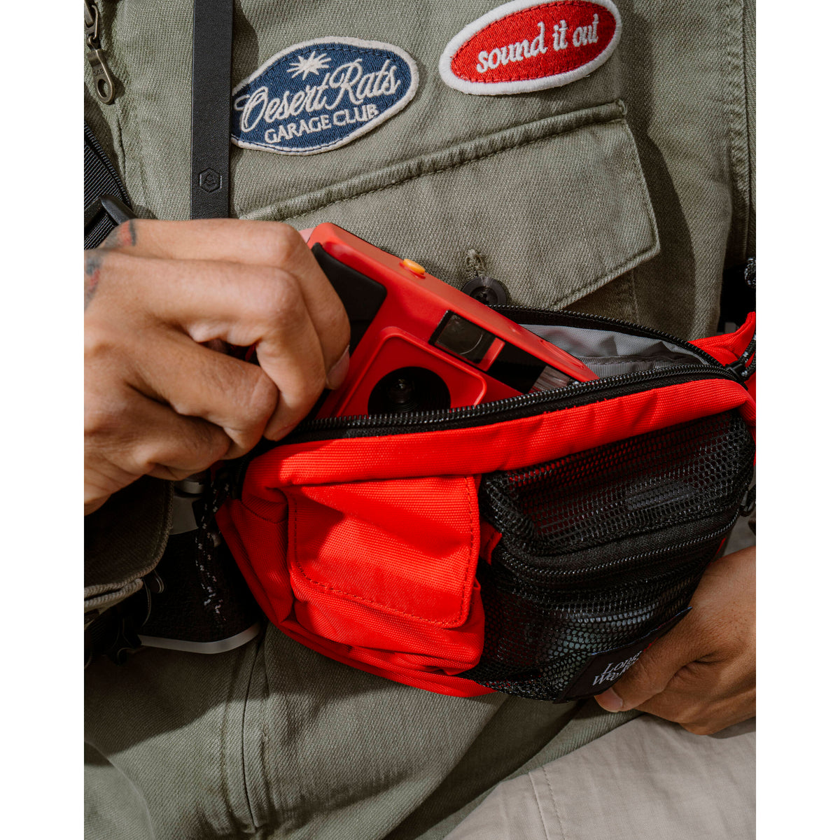 Riñonera Long Weekend Monterey Sling (Rojo, 2L) - contenido de la caja