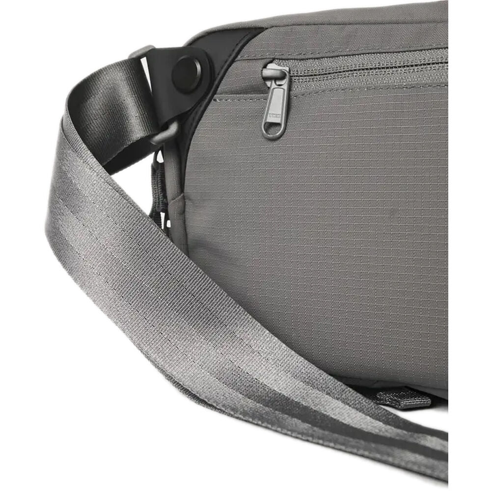 Riñonera Moment Everything Sling (Gris, 4L) - detalle