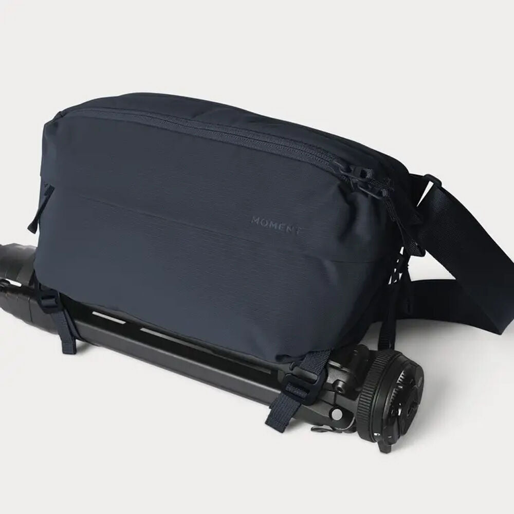 Riñonera Moment Everything Sling (Navy, 2L) - puertos y conexiones