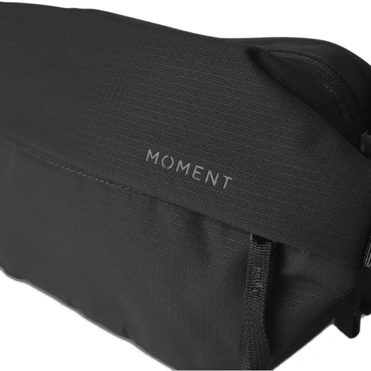 Riñonera Moment Everything Sling (Negro, 2L) - puertos y conexiones