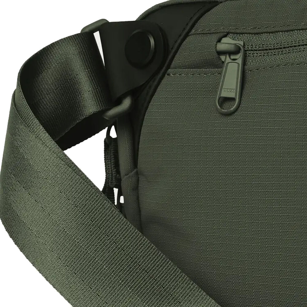 Riñonera Moment Everything Sling (Verde oliva, 2L) - puertos y conexiones