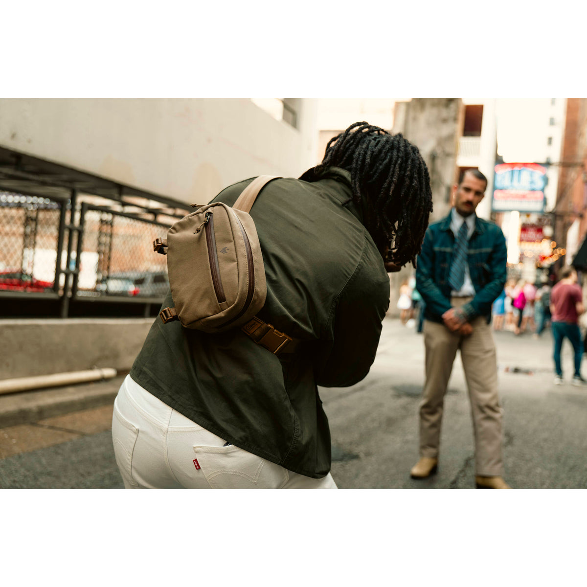 Sling Clever Supply Co. Sidekick Pro (Beige, 2L) - puertos y conexiones