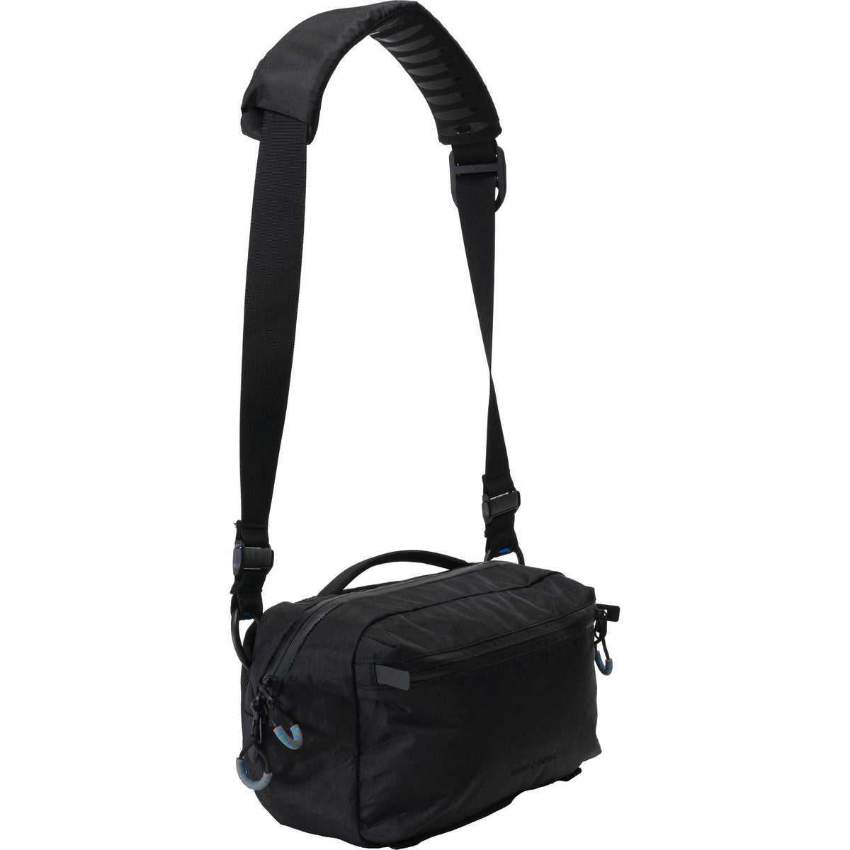 Sling Gura Gear Kiboko City con inserto para cámara (Negro, 6L) - en uso