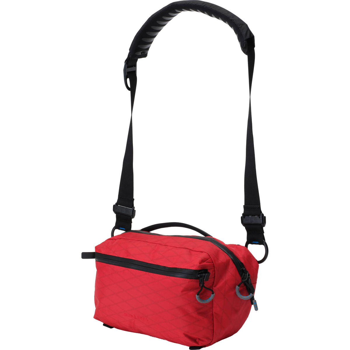 Sling Gura Gear Kiboko City con inserto para cámara (Rojo, 6L) - en uso